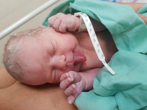 אפס הפרדה - תינוקת חדשה על אמא