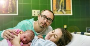 -baby-girl-few-minutes-after-the-birth-with-her-mother-and-father-in-hospital-room-skin-to-skin-contact