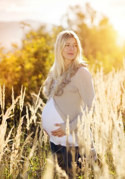 portrait-of-beautiful-pregnant-woman-in-a-field