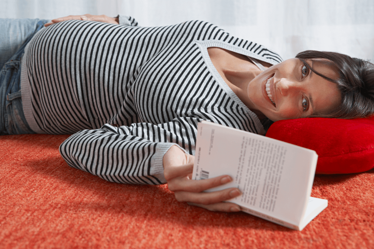 אשה בהריון קוראת ספר